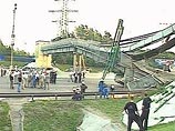 Пресс-секретарь мэра Москвы Юрия Лужкова Сергей Цой рассказал, что около 17:40 около Варшавского шоссе большегрузная бетономешалка IVECO врезалась в тепломагистральный мост-переход