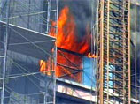 Пожар в небоскребе, на который рухнула башня WTC; двое пострадавших Пожар в небоскребе, на который рухнула башня WTC; двое пострадавших