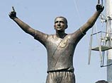 Статуя бразильского форварда Ромарио открыта на поле стадиона Сан-Жануарио в Рио-де-Жанейро, где футболист забил свой тысячный гол Статуя бразильского форварда Ромарио открыта на поле стадиона Сан-Жануарио в Рио-де-Жанейро, где футболист забил свой тысячный гол