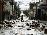 Ураган "Дин", который уже унес жизни по крайней мере семи человек, обрушился на южные районы Ямайки, оставив после себя снесенные крыши домов и вывернутые с корнем деревья