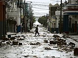 Ураган "Дин", который уже унес жизни по крайней мере семи человек, обрушился на южные районы Ямайки, оставив после себя снесенные крыши домов и вывернутые с корнем деревья Ураган "Дин", который уже унес жизни по крайней мере семи человек, обрушился на южные районы Ямайки, оставив после себя снесенные крыши домов и вывернутые с корнем деревья