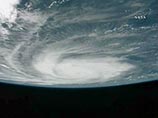 Усиливающийся ураган "Дин" обрушился на Ямайку, в США объявлено чрезвычайное положение