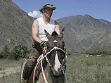Знак, весьма напоминающей свастику, обнаружили на уздечке лошади, на которой катался президент России Владимир Путин