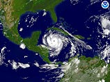 Ураган "Дин", двигающийся на мексиканский полуостров Юкатан, достиг высшей, пятой категории опасности. Его центр, так называемый "глаз", пройдет вблизи столицы мексиканского штата Кинтана-Роо