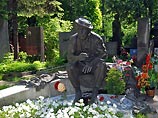 Во вторник, в полдень, рядом памятником, установленный на могиле артиста на Новодевичьем кладбище, соберутся родные и близкие, друзья и коллеги, а также многочисленные почитатели таланта Никулина, чтобы отдать дань его памяти
