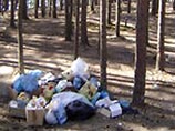 Съезд "Наших" загадил берега озера Селигер грудами мусора, одеждой и бутылками из-под водки "Путинка"