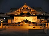 Японец, входящий в ультраправую националистическую группировку, отрезал себе мизинец в знак протеста против отказа премьер-министра Синдзо Абэ посетить храм Ясукуни.