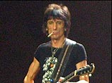 Участники  The Rolling Stones нарушают британские законы, продолжая курить на сцене 

