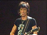 Участники The Rolling Stones нарушают британские законы, продолжая курить на сцене
Участники The Rolling Stones нарушают британские законы, продолжая курить на сцене