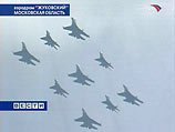 Почти 100 тысяч зрителей на авиасалоне МАКС-2007 встретили криками "ура" и бурными аплодисментами исполнение фигуры высшего пилотажа "бочка" девятью самолетами пилотажных групп "Русские витязи" и "Стрижи"