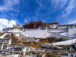 В Тибете монахи неплохо уживаются с толпами туристов