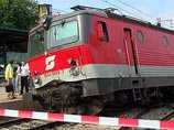В Австрии пассажирский поезд столкнулся с экскаватором