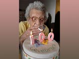 Британская пенсионерка отметила свое столетие, закурив 170-тысячную сигарету