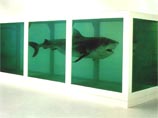 В частности, одна из работ Херста - заполненный формалином аквариум с акулой - в 2004 году был куплен миллиардером Стивеном Коэном за 12 миллионов долларов