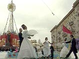 В День города москвичам приготовили 15-метровую красавицу и торт в четыре человеческих роста В День города москвичам приготовили 15-метровую красавицу и торт в четыре человеческих роста