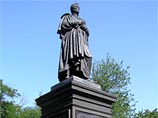 В Одессе вандалы осквернили памятник губернатору Воронцову накануне дня города В Одессе вандалы осквернили памятник губернатору Воронцову накануне дня города
