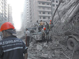 Из-под развалин рухнувшей в Баку новостройки продолжают извлекать тела погибших. За последние сутки число погибших под завалами, по последним данным, достигло11 человек