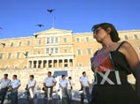 Греция охвачена пожарами и манифестами людей в черном