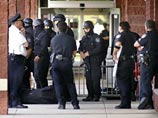 Неизвестные преступники звонят в магазины США и, угрожая взорвать заложенные в них бомбы. В Ньюпорте (штат Род-Айленд) сотрудники супермаркета Wal-Mart произвели три перевода денег на общую сумму в 10 тысяч долларов