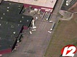 Грабитель в США угрожает терактами в магазинах 11 штатов и заказывает стриптиз по телефону Грабитель в США угрожает терактами в магазинах 11 штатов и заказывает стриптиз по телефону