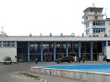 В аэропорту афганской столицы Кабул рано утром в пятницу прогремел взрыв - по меньшей мере два человека погибли, еще двое ранены