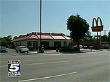 Работница McDonald's родила в туалете и пыталась смыть младенца в унитаз Работница McDonald's родила в туалете и пыталась смыть младенца в унитаз
