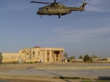 Великобритания приступила к выводу войск из своего последнего укрепленного района на территории южноиракского города Басра - военной базы "Дворец"