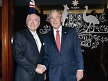 По сообщению агентства Reuters, прибывший в Австралию президента США Джордж Буш встретился с премьер-министром страны Джоном Говардом и похвалил его за обещание не выводить из Ирака 