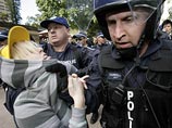Полиция в Сиднее арестовала по меньшей мере три человека во время протестов, проходящих на центральных улицах города параллельно форуму Азиатско-тихоокеанского экономического сотрудничества Полиция в Сиднее арестовала по меньшей мере три человека во время протестов, проходящих на центральных улицах города параллельно форуму Азиатско-тихоокеанского экономического сотрудничества