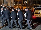 Гроб с телом Паваротти понесут на руках от центральной площади Гранде до конца улицы Каналгранде. Там его установят на церемониальную машину и доставят на кладбище Монтале Рангоне Гроб с телом Паваротти понесут на руках от центральной площади Гранде до конца улицы Каналгранде. Там его установят на церемониальную машину и доставят на кладбище Монтале Рангоне
