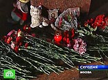 Друзья и родственники погибших, а также сочувствующие возложили к памятнику жертвам террористического акта венки и цветы