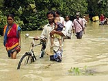 Новая волна наводнений, унесших с конца июля более 830 человеческих жизней, накатилась на значительную часть территории Бангладеш