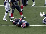 Игрок "Баффало Буллз" сломал шею во время матча NFL Игрок "Баффало Буллз" сломал шею во время матча NFL