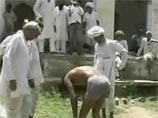В Индии старейшины и полицейские раздели до трусов всю деревню, чтобы найти насильника и убийцу. С помощью таких радикальных мер старейшины и стражи порядка пытались обнаружить следы борьбы на теле, уличающие преступника