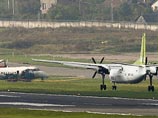 Dash 8-400 (Q400), летевший из Копенгагена в Палангу, в 2 часа ночи из-за неисправности подвески, совершая посадку, вылетел за пределы посадочной полосы Dash 8-400 (Q400), летевший из Копенгагена в Палангу, в 2 часа ночи из-за неисправности подвески, совершая посадку, вылетел за пределы посадочной полосы