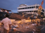 Новое мощное землетрясение магнитудой 7,9 по шкале Рихтера потрясло в четверг юго-запад индонезийского острова Суматра