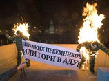 Лидеры "Молодежного Яблока" Илья Яшин и Александр Шуршев совершили символическое самосожжение у стен московского Кремля, протестуя против операции "Преемник", сообщает в четверг сайт организации Лидеры "Молодежного Яблока" Илья Яшин и Александр Шуршев совершили символическое самосожжение у стен московского Кремля, протестуя против операции "Преемник", сообщает в четверг сайт организации