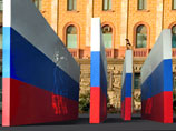 У Аладина Гарунова памятник представляет из себя несколько бетонных триколоров, в которых прорезан профиль Ельцина