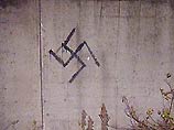 В Германии хулиганы нарисовали шоколадом свастику на стене синагоги