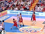 Всю игру россияне догоняли, и Джон Хольден с поразительным хладнокровием вывел сборную России вперед за две секунды до конца матча: 60-59 Всю игру россияне догоняли, и Джон Хольден с поразительным хладнокровием вывел сборную России вперед за две секунды до конца матча: 60-59