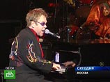 На концерте в Москве Элтон Джон почтил память Паваротти и Ростроповича
