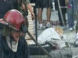 После взрыва, ранения при котором получили около 30 человек, на месте происшествия возник сильный пожар. Сожжено несколько автомобилей, выбиты стекла в соседних домах. После взрыва, ранения при котором получили около 30 человек, на месте происшествия возник сильный пожар. Сожжено несколько автомобилей, выбиты стекла в соседних домах.