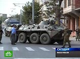 К месту проведения операции подтянуты бронетранспортеры. "После атаки спецназа из огнеметов "Шмель" в доме на улице Магидова, где предположительно находятся двое боевиков, возник пожар" К месту проведения операции подтянуты бронетранспортеры. "После атаки спецназа из огнеметов "Шмель" в доме на улице Магидова, где предположительно находятся двое боевиков, возник пожар"