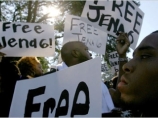 Многотысячный марш протеста прошел в маленьком американском городке Джина (штат Луизиана). Марш был организован в поддержку шестерых чернокожих учащихся одной из школ, обвинявшихся в попытке убийства, после того, как они избили своего белого одноклассника