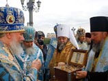 Более тысячи москвичей встретили у храма Христа Спасителя ковчег с мощами Александра Невского