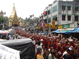 Американский президент перешел к главной, как оказалось, для него теме выступления - Бирме. В столице страны Янгоне тысячи буддийских монахов вышли на улицу, призывая свое правительство соблюдать демократические принципы