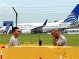 Пассажиры самолета спутали пилотскую кабину с туалетом и за это были арестованы