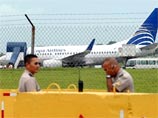 Пассажиры самолета спутали пилотскую кабину с туалетом и за это были арестованы Пассажиры самолета спутали пилотскую кабину с туалетом и за это были арестованы
