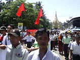Пятитысячную демонстрацию монахов в Мьянме успокаивают стрельбой и дубинками: один убит