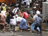 По данным государственного телевидения, в ходе акции протеста убиты 9 человек и ранено 11. Очевидцы утверждают, что жертв гораздо больше. Более тысячи монахов арестовано